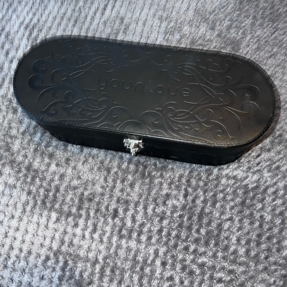 YOUNIQUE Presenters Black Makeup Case Box Latch Faux Leather 12” Oval Embossed - Picture 2 of 9